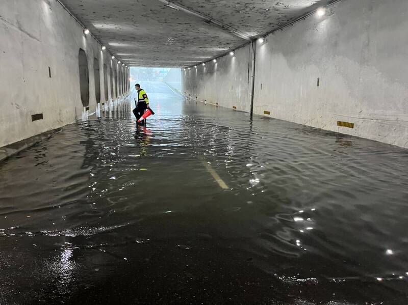新北樹林區武林街受到強降雨影響導致淹水。（記者邱書昱翻攝）