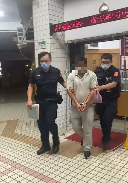 王湘嵐（中）涉嫌酒駕被警方送辦。（民眾提供）