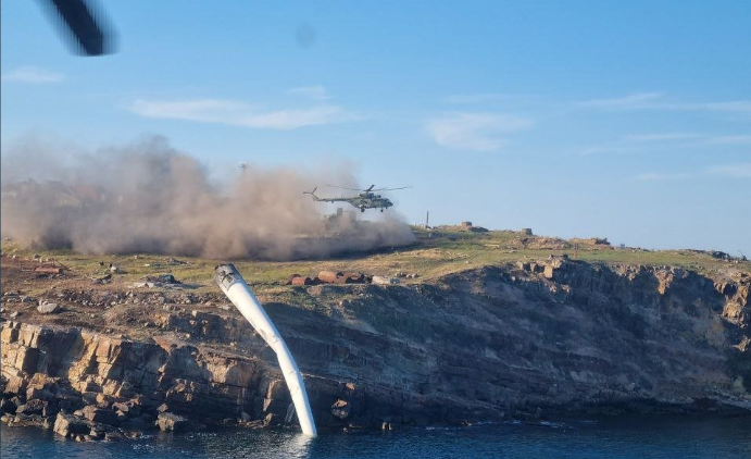 俄軍撤離蛇島前從直升機內拍攝島上的照片。（圖擷取自推特）