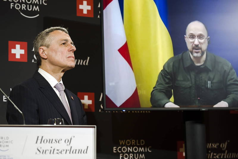 乌克兰总理什米加尔（右）在「乌克兰重建会议」上发言，左为瑞士联邦总统卡西斯。（欧新社）(photo:LTN)