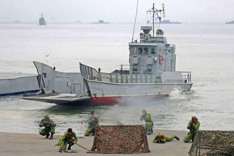 俄軍一艘「鯊魚級」登陸艇6月30日在馬立波近海誤觸俄軍水雷，登陸艇當場沉沒，船上3名俄軍水手死亡。（圖擷取自推特）