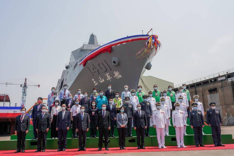 由台船承建的海軍萬噸級兩棲船塢運輸艦「玉山艦」,目前已進入到第6階段的碼頭靜態測試,接下來將進行最後階段的海上測試,若測試結果符合預期目標,將可在9月底前交艦給海軍。圖為蔡英文總統今年4月主持「玉山艦」命名暨下水典禮。(圖:取自中華民國海軍臉書專頁) 由台船承建的海軍萬噸級兩棲船塢運輸艦「玉山艦」,目前已進入到第6階段的碼頭靜態測試,接下來將進行最後階段的海上測試,若測試結果符合預期目標,將可在9月底前交艦給海軍。圖為蔡英文總統今年4月主持「玉山艦」命名暨下水典禮。(圖:取自中華民國海軍臉書專頁)