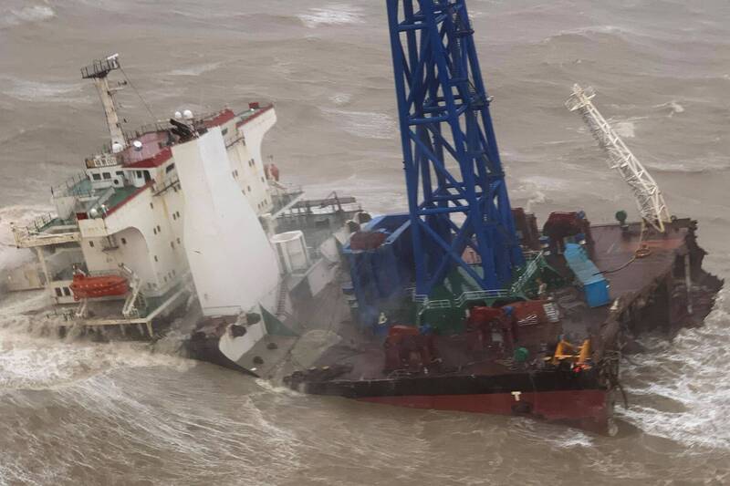 中國工程船「福景001」輪沉沒海域附近，打撈起12具疑似遇難船員遺體，相關部門正核實身份。（法新社檔案照）