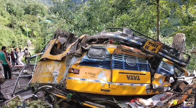 印度4日發生公車墜谷意外，整輛公車摔爛，造成至少16人亡。（圖翻攝自推特）