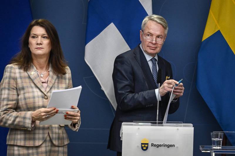 瑞典外長林德（左）與芬蘭外長哈維斯托（右）今天與北大西洋公約組織（NATO）會談，討論正式啟動加入北約的程序，跨出歷史性一步。（歐新社資料照）