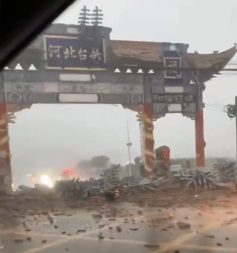中国河北省石家庄市1座村庄的牌楼2日晚间突然坍塌，造成8死1伤惨剧。（撷取自微博）(photo:LTN)