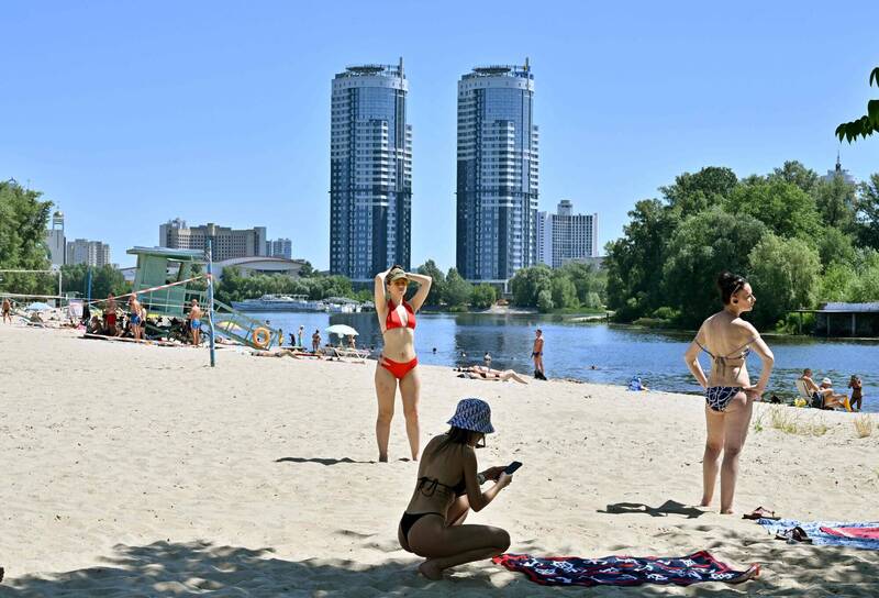 基輔有許多沙灘，因俄軍入侵，現在他們僅能在基輔的第聶伯羅河畔，嘗試在最不尋常的情況下，享受一天尋常假期。（法新社）