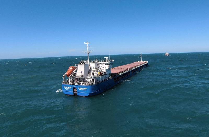 懸掛俄羅斯國旗的貨輪「芝貝克．霍利號」（Zhibek Zholy）在土耳其卡拉蘇港（Karasu）外被攔下，烏克蘭官員指控，這艘貨輪從俄羅斯佔領區偷偷運走約4500噸烏克蘭穀物。（路透）