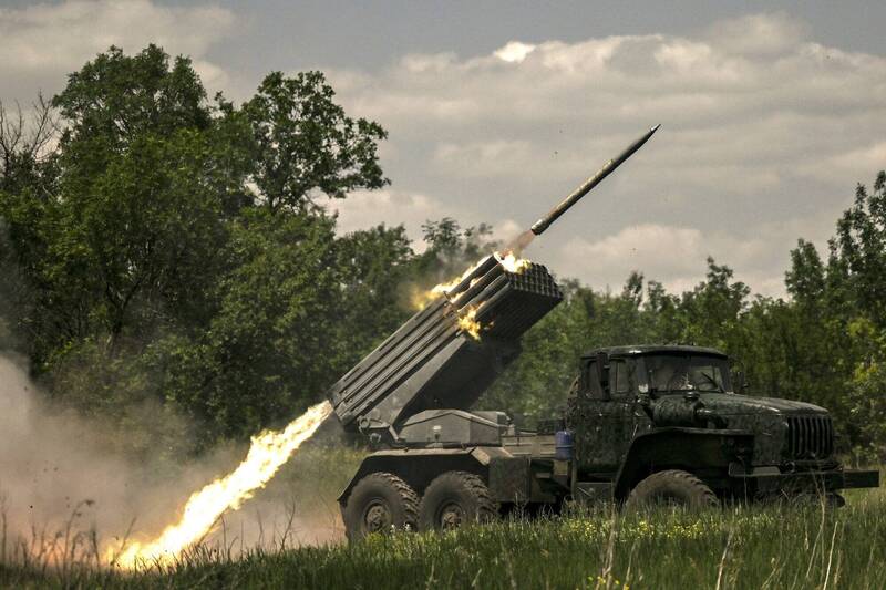 烏軍夜襲梅利托波爾一座軍事基地。圖為烏軍發射火箭彈。（法新社）
