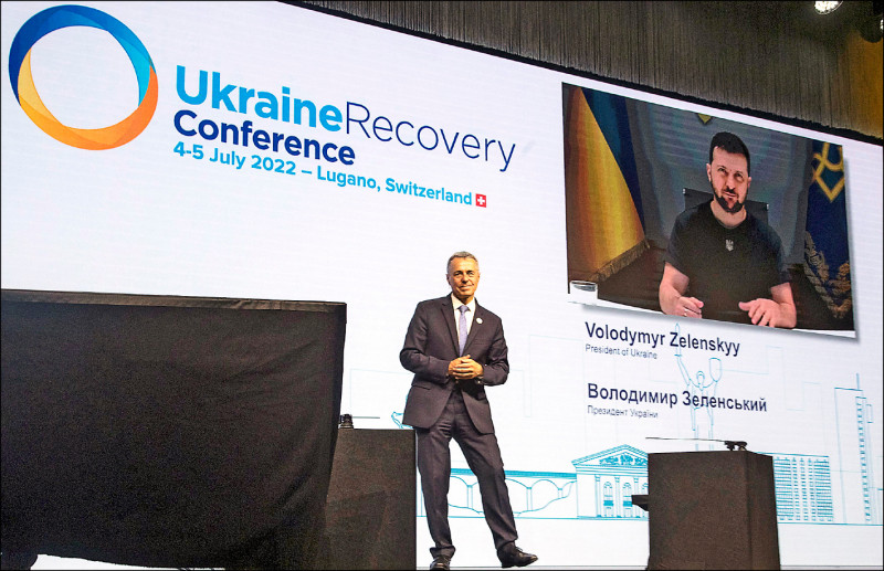 數十個國家和組織的逾千名代表，四日至五日在瑞士盧加諾召開「烏克蘭復興會議」。圖為四日主持該會議的瑞士總統凱西斯（左），與烏克蘭總統澤倫斯基透過視訊連線。（路透）
