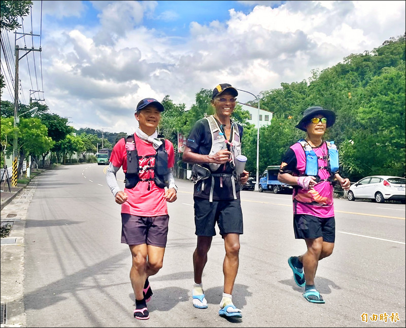 60歲跑者于炯彬（中），以及友人陳太龍（左）、方錫棋（右）完成路跑環台1100公里，回到台中。（記者蔡淑媛攝）