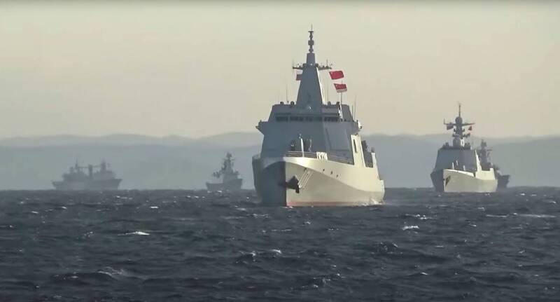 2021年10月，中俄海軍共10艘軍艦同時航行通過津輕海峽，引發日本高度警戒。（路透）