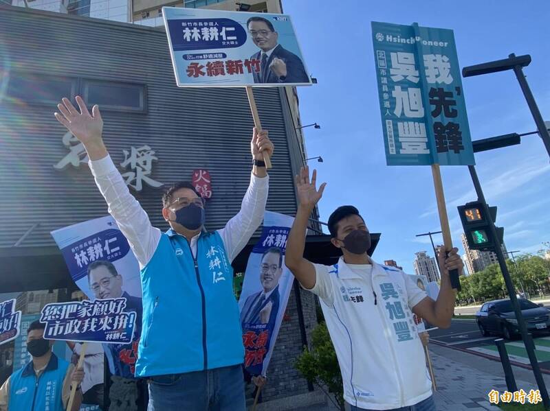 林耕仁（左）一早與北區議員候選人吳旭豐站在街頭，與上班來往的民眾招手互動、爭取支持。（記者蔡彰盛攝）