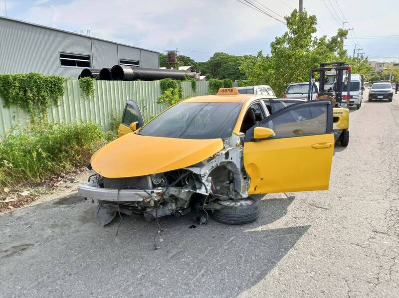 彰化縣環保局清查報廢車輛，驚見車上躺有男屍。（民眾提供）