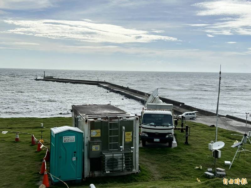 TEAM-R透過「都卜勒雷達」進駐永安漁港，可監測方圓150公里內風場結構與降雨量的量測。（記者許倬勛攝）