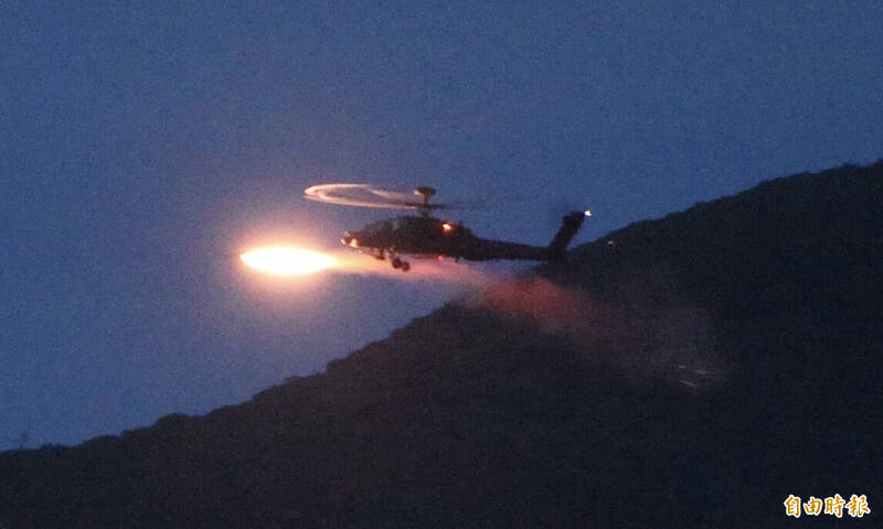 航特部夜訓，攻擊直升機掛載地獄火飛彈對敵採運動中目標鎖定攻擊。（記者蔡宗憲攝）