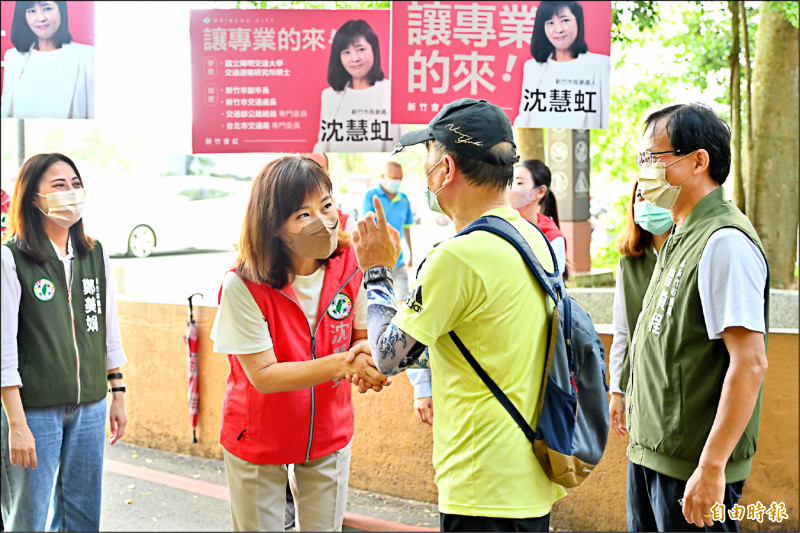 民進黨新竹市長參選人沈慧虹昨一早前往十八尖山拜票，獲得許多民眾熱情回應。（記者蔡彰盛攝）
