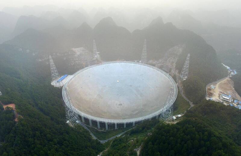 中國位於貴州的射電望遠鏡FAST（Five hundred meter Aperture Spherical Telescope，又稱天眼）（法新社）