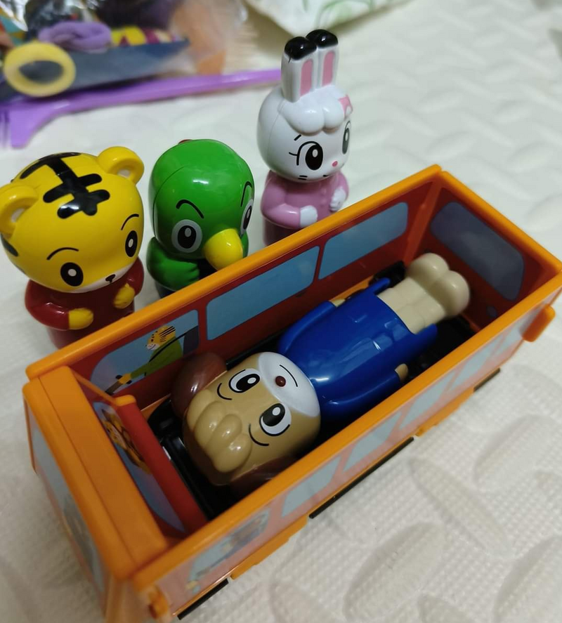有網友驚見自家女兒在用巧虎玩具，做出「舉辦喪禮」的畫面。（圖取自爆廢公社）