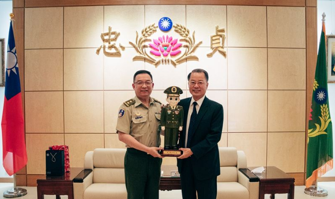 新任警政署署長黃明昭（右）4日與憲兵指揮部指揮官周廣齊（左）會面。（圖取自青年日報，憲指部提供）