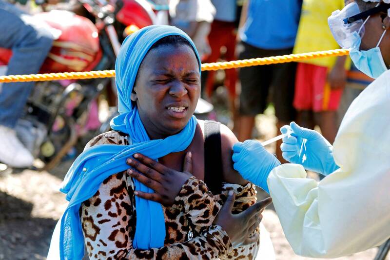 剛果民主共和國防疫人員替一位女性注射伊波拉病毒疫苗。（路透）