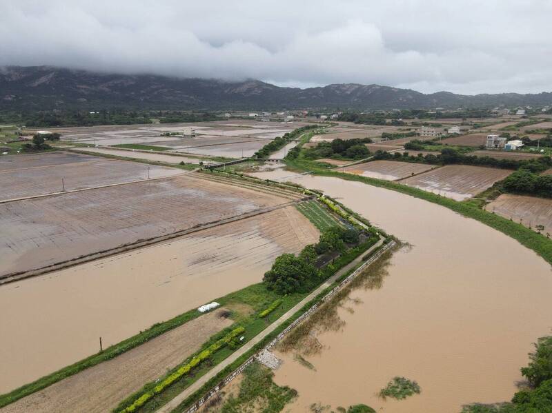 大雨狂炸金門，許多地區成水鄉澤國，分不清是河道還是田地。（讀者提供）