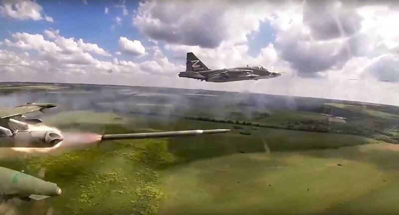 俄軍Su-25攻擊機在頓巴斯地區執行任務。（美聯社）