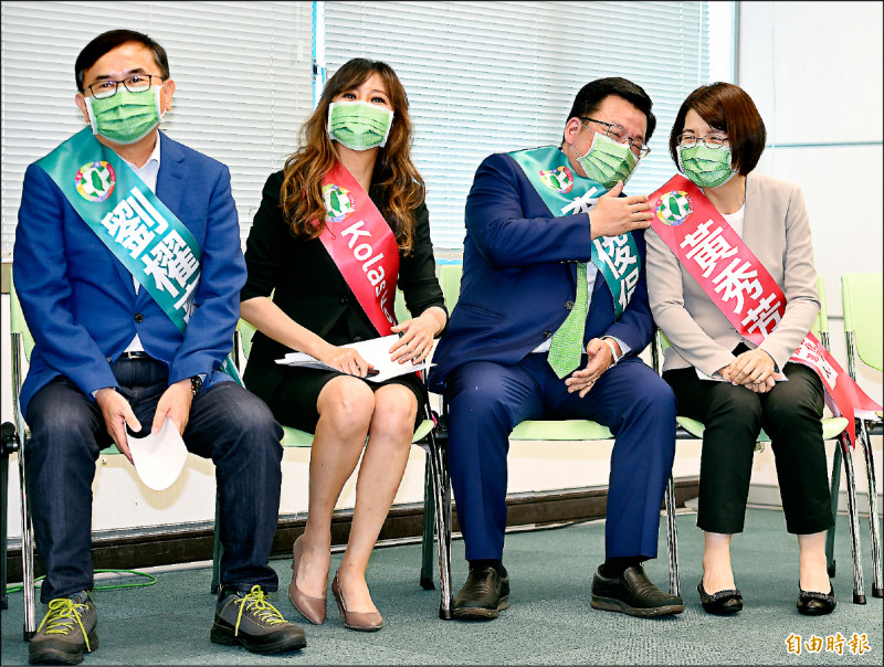 民進黨中執會昨提名立委黃秀芳（右起）、總統府副秘書長李俊俋、總統府發言人Kolas Yotaka、立委劉櫂豪分別參選彰化縣長、嘉義市長、花蓮縣長及台東縣長。（記者廖振輝攝）