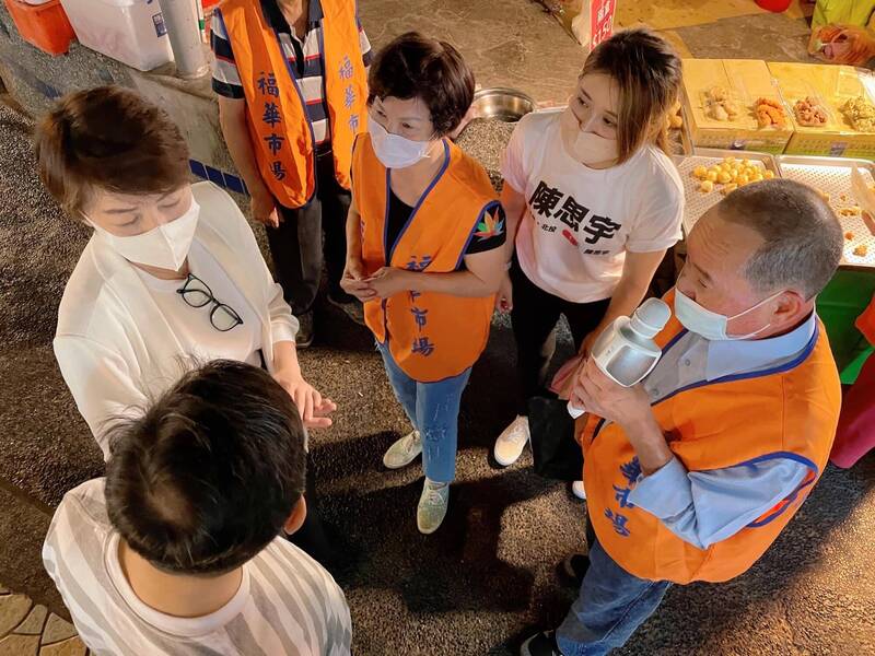 台北市副市長黃珊珊近期以副市長身份出席公務行程，卻屢有台灣民眾黨議員參選人陪同在側，引發違反行政中立爭議。（翻攝民眾黨議員參選人陳思宇臉書）