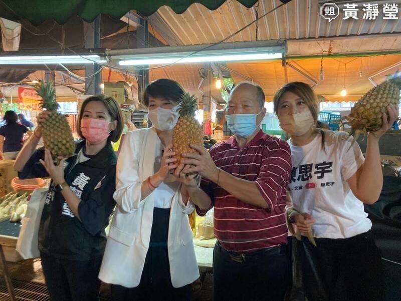 台北市副市長黃珊珊近期以副市長身份出席公務行程，卻屢有台灣民眾黨議員參選人陪同在側，引發違反行政中立爭議。（翻攝民眾黨議員參選人黃瀞瑩臉書）
