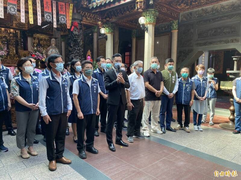 新竹市長林智堅今天是公務行程的最後一天、一早就到赴廟宇祈求國泰平安，強調論文事件已提告、將捍衛個人清白。（記者洪美秀攝）