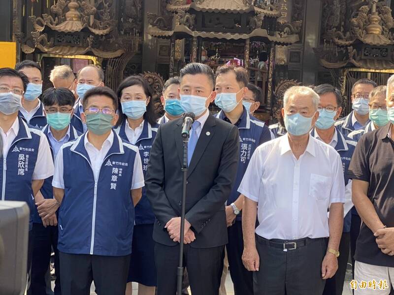 新竹市長林智堅今天是公務行程的最後一天、一早就赴各廟宇祈求國泰平安，強調論文事件已提告、將捍衛個人清白。（記者洪美秀攝）