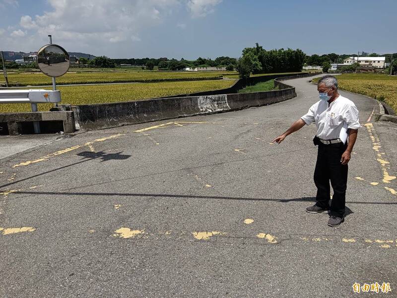 幾乎每天有車禍，苑裡鎮代批重劃農路標線不清又沒設好防撞桿。（記者蔡政珉攝）