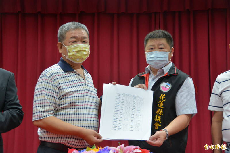 全國正副議長聯誼會總會長、新北市議長蔣根煌（左），將藍營其他縣市正、副議長聲援連署書交給張峻（右），以具體行動力挺他參選。（記者王峻祺攝）