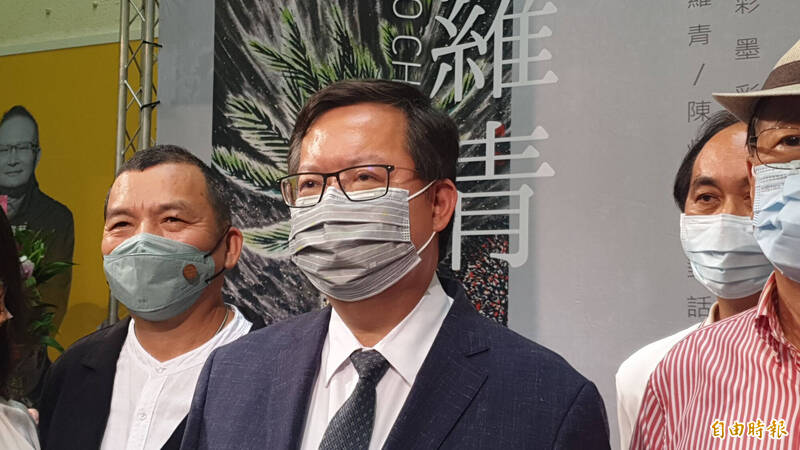 民進黨籍桃園市長參選人、新竹市長林智堅被指控涉嫌論文抄襲，桃園市長鄭文燦對此力挺林智堅，並強調學術論文的真假不是用口水來決定。（記者魏瑾筠攝）