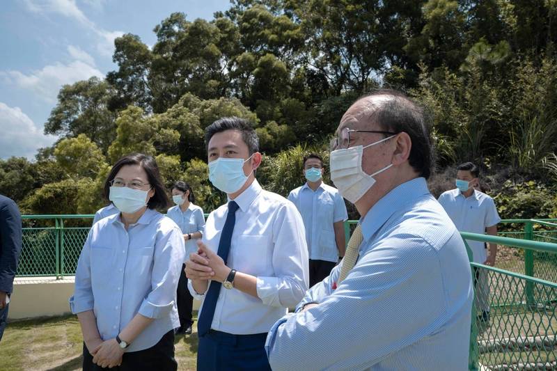 柯建銘（右）抨擊，國民黨執政超過半個世紀，選舉只剩「抹黑」與「奧步」。前排左為蔡英文總統，前排中為民進黨桃園市長參選人林智堅。（翻攝柯建銘臉書）