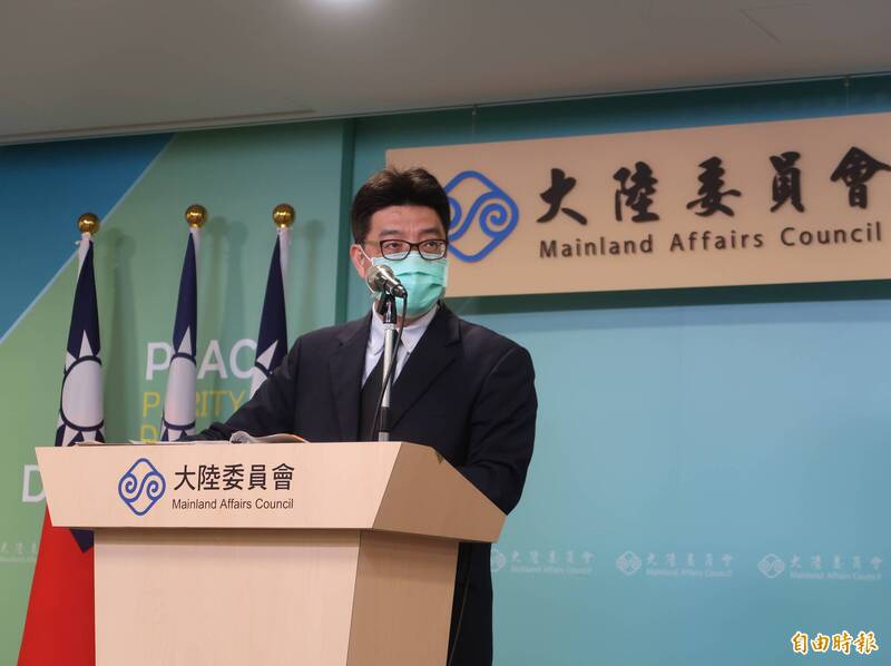 香港政府6日指稱，從台灣進口的一顆芒果驗出COVID-19陽性。陸委會發言人邱垂正今日表示，已分別責成澳門辦事處及透過策進會、協進會的平台，分別向澳門及香港政府表達嚴正關切。（記者陳鈺馥攝）