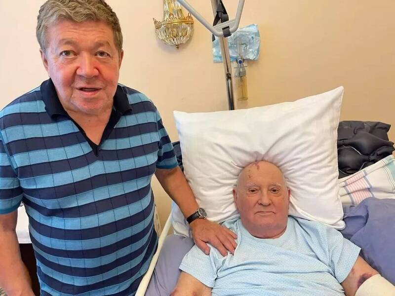 俄国着名经济学家格林伯格（右）探视住院的戈巴契夫（右），可以看到他双臂血肿严重。（取自脸书）(photo:LTN)
