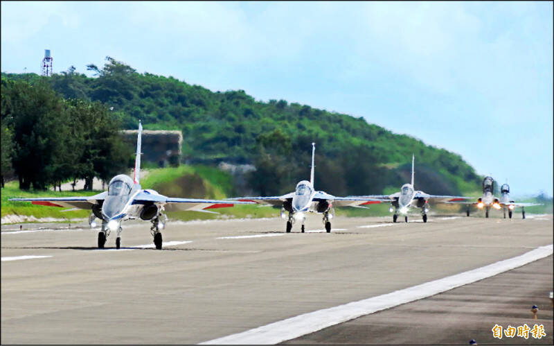 勇鷹高教機接棒培育戰機飛行員任務。（記者陳賢義攝）

