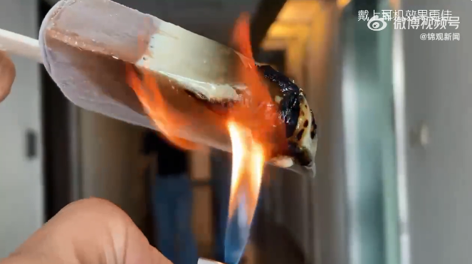 網友實測火烤「鐘薛高」產品，結果沒融化還燒成漆黑。（圖擷取自微博）