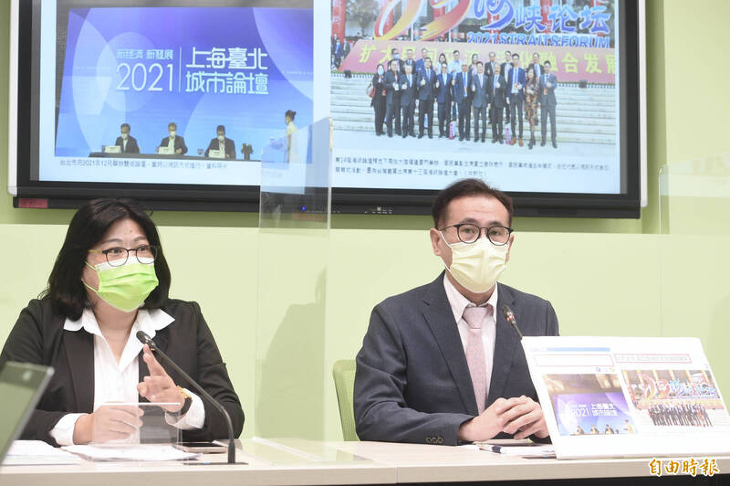 立法院民進黨團幹事長鄭運鵬（右）直言，國民黨找不到受害者，用政治壓力逼學校和政府機關提告，「這表示國民黨對自己的論點、對這是不是抄襲，都沒有把握」。（記者羅沛德攝）