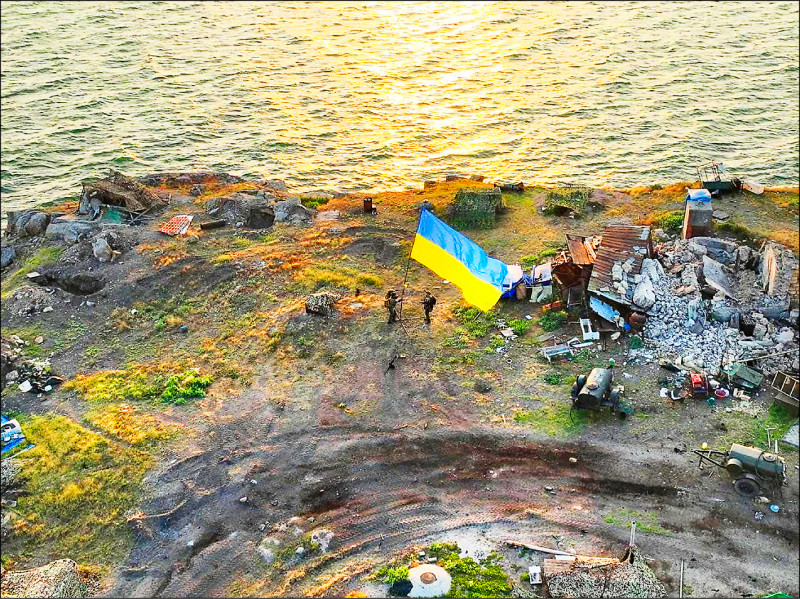 俄罗斯部队六月三十日撤离其夺佔的蛇岛，乌克兰士兵七日在岛上升起一面大幅的蓝、黄色乌克兰国旗，象征光复该岛。该岛位于黑海，在乌南重镇敖德萨外海，扼乌克兰出口谷物的重要海上航道。（路透）(photo:LTN)