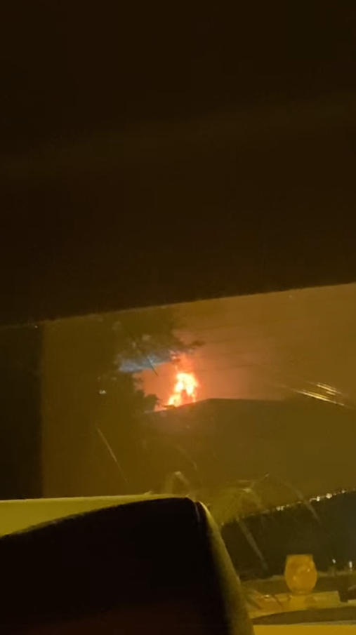 有網友拍到火災畫面，從遠處看火勢相當猛烈。（圖擷取自香港突發事故報料區影片）