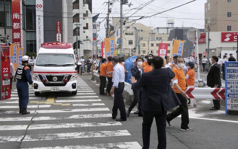 日本前首相安倍晉三今天遭槍擊身亡，外界質疑現場維安體制不夠充分。（路透）