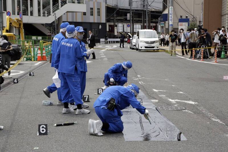 日本前首相安倍晋三今天遭枪杀身亡，开枪的41岁山上彻也似乎在今年春天自制改造枪枝预谋犯案，图为日本警察在现场採证的画面。（彭博）(photo:LTN)
