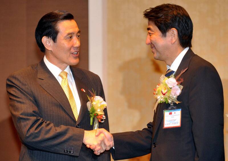 安倍晉三曾於2010年訪台，並與時任總統的馬英九會面，今天安倍在日本遇刺身亡，馬英九也表達哀悼之意。（資料照）