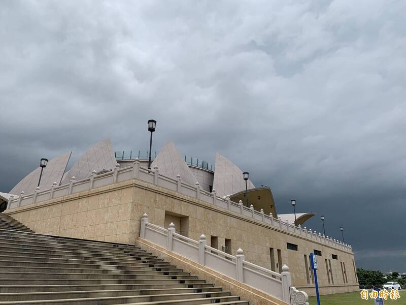 台中市府斥資六億完成的大安媽祖基座，未來是否能承受上千噸的石雕？市府表示會先做相關測試評估。（記者唐在馨攝）