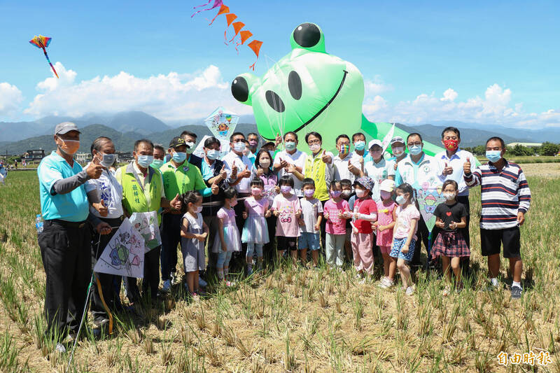 冬山鄉長林峻輔（中間淺綠色背心）邀全國各地民眾來冬山風箏嘉年華玩。（記者蔡昀容攝）