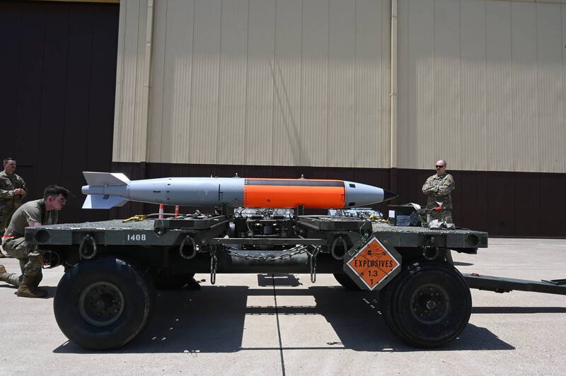 美空军公布挂载在B-2上的B-61战术核子模型弹。（图片取自「Air Force Global Strike Command」网站）(photo:LTN)