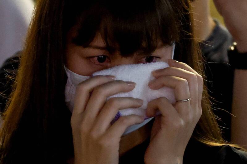 獻花民眾落淚。(路透) 獻花民眾落淚。(路透)